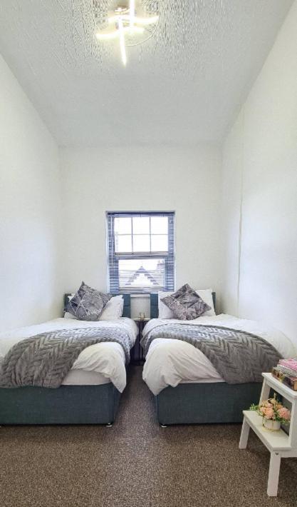 Entire 2 Bed Flat On 3Rd Floor Near City Centre & Stadium Cardiff Bagian luar foto